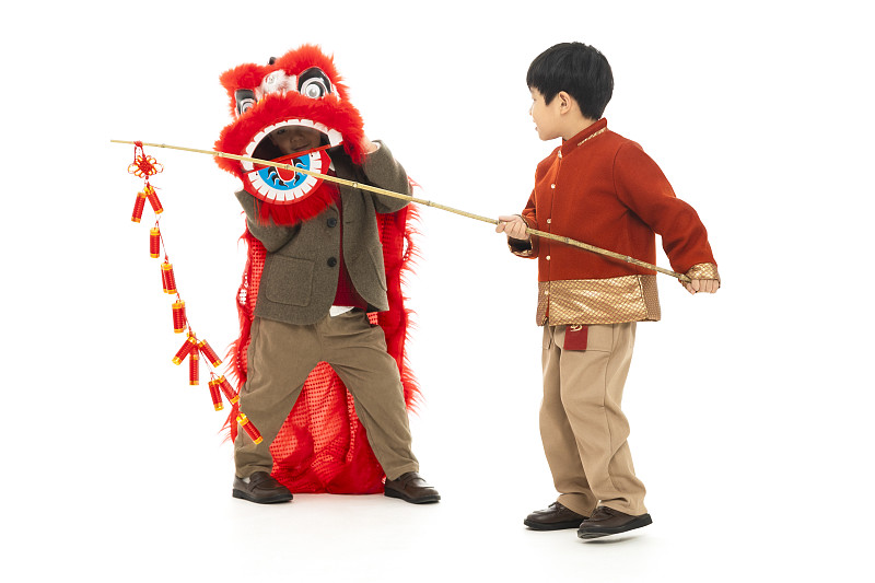 儿童庆祝春节系列：两个小男孩舞狮、放鞭炮庆祝新春图片下载