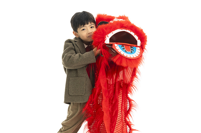 儿童庆祝春节系列：可爱的小男孩舞狮嬉戏图片下载