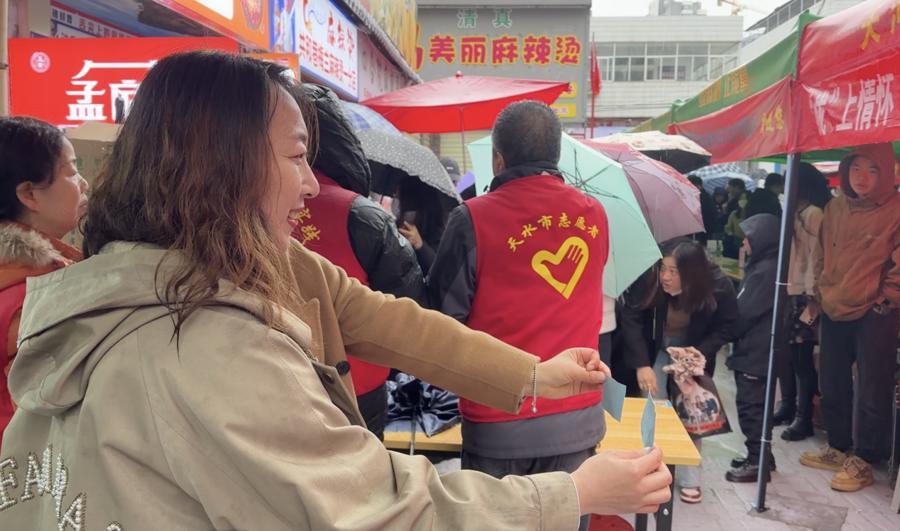 3月24日早上，顾客在海英麻辣烫店门口取号。