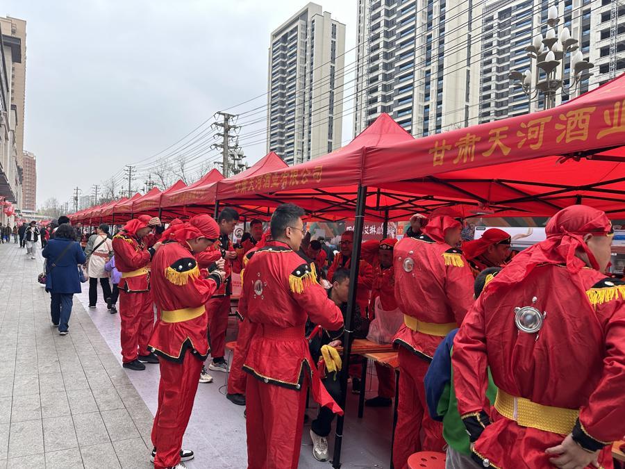 麻辣烫一条街，夹板舞表演队正在做准备。