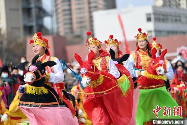 图为社火表演。中新社记者 九美旦增 摄
