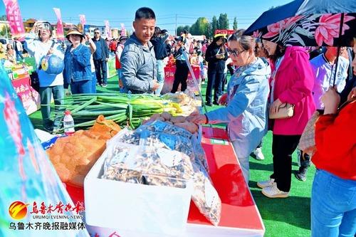 　　游客正在购买南山当地特色农产品。记者陈岩摄