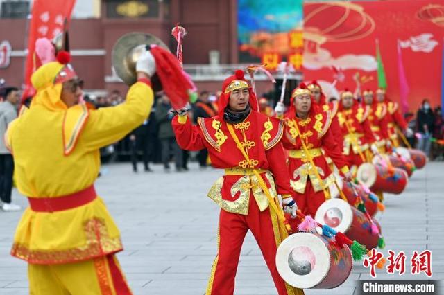 图为社火表演。中新社记者 九美旦增 摄