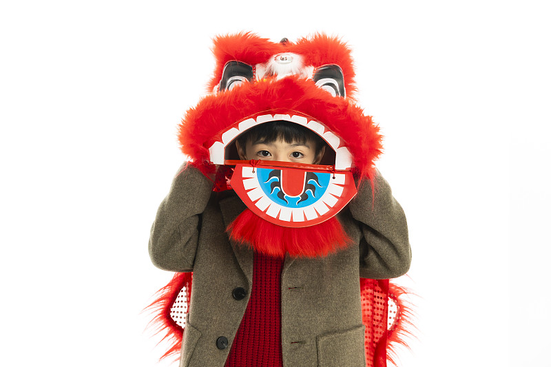 儿童庆祝春节系列：可爱的小男孩舞狮嬉戏图片下载