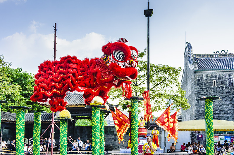中国广东省佛山市祖庙景区的舞狮表演图片下载