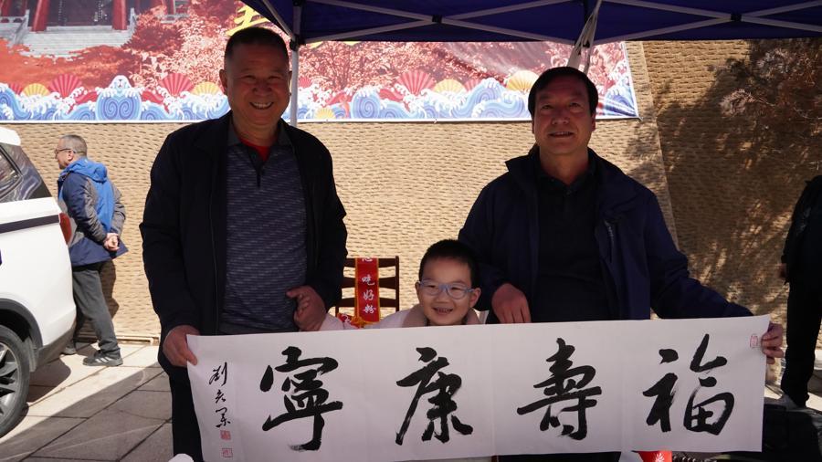 通渭县书法家协会主席刘宏业在天水古城做推广（右一）