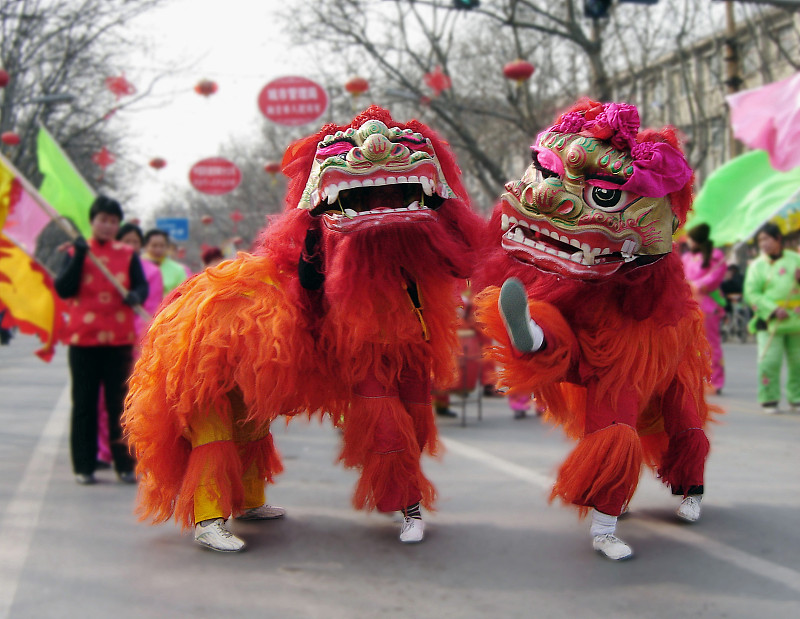 在街道上舞狮图片下载