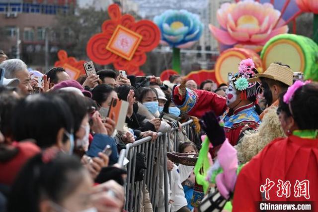 图为社火表演者与现场观众互动。中新社记者 九美旦增 摄